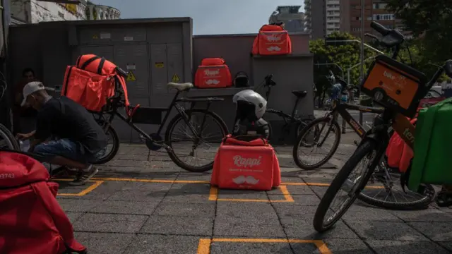 Mochilas térmicas Rappi perto de bicicletas em São Paulo