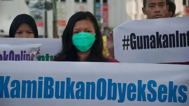 Sejumlah mahasiswa melakukan aksi protes menentang eksploitasi perempuan dan anak di Yogyakarta.