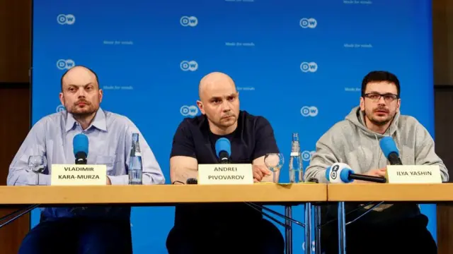受刑者交換で釈放され、記者会見した3人のロシア反体制派。左から、カラ＝ムルザ氏、ピヴォワロフ氏、ヤシン氏（2日、ドイツ・ボン）