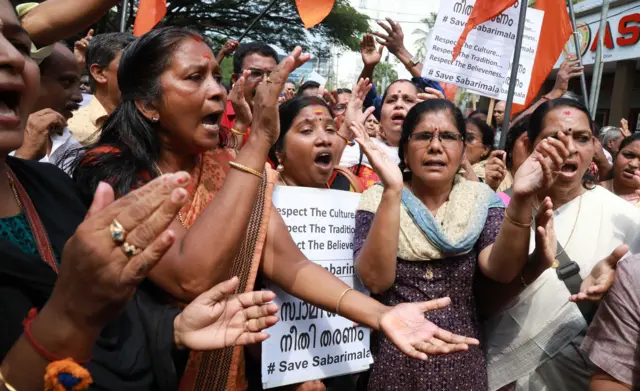 ကယ်ရာလားပြည်နယ်က ဆပ်ဘရီမာလာ ဘုရားကျောင်းထဲ ရာသီသွေးပေါ်တဲ့ အမျိုးသမီးတွေ ဝင်ခွင့်ပြုတဲ့ တရားရုံးချုပ် ဆုံးဖြတ်ချက်ကို ဆန္ဒပြ