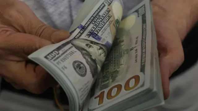 গত বছর থেকে বাংলাদেশে ডলার সংকট চরম আকার ধারণ করেছে