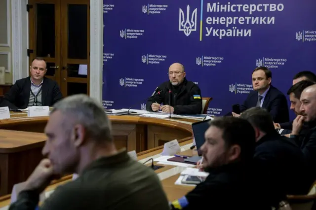 Кличко сидить на фоні Шмигаля