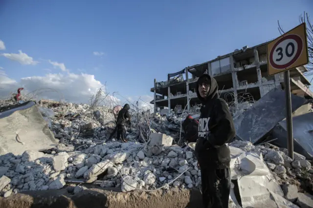 Жер титирөө Алепподогу турак жайларды да кыйратты