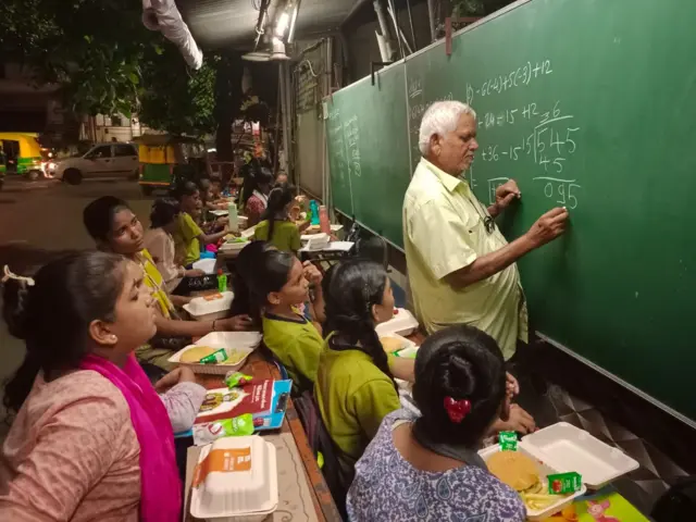 બીબીસી ગુજરાતી, ગુજરાત, અમદાવાદ, ફૂટપાથ શાળા, ફૂટપાથ સ્કૂલ, કમલ પરમાર, દલિત, દલિત યુવાનો બન્યા સરકારી અધિકારી,