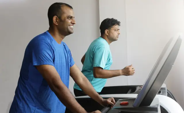 3. मध्यमवयीन व्यक्तीने कोणताही व्यायाम सुरू करण्यापूर्वी काय काळजी घ्यावी?