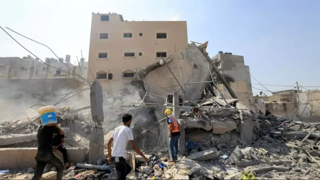 খান ইউনিসে ইসরায়েলি হামলায় ক্ষতিগ্রস্ত একটি ভবন।