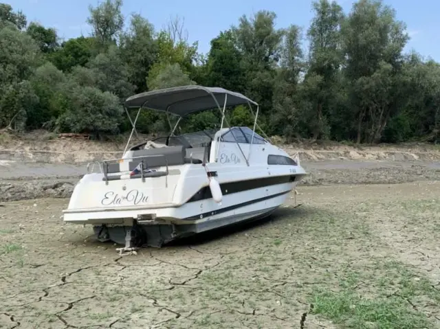 Čamac na suvom jer se Dunav povukao