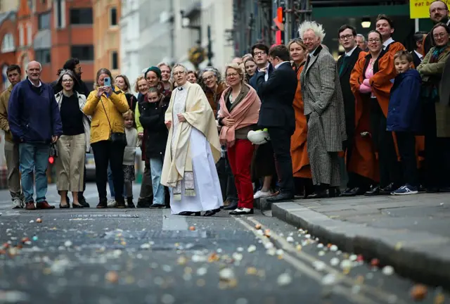 İngiltere'nin başkenti Londra'da bulunan St Bride's Kilisesi'nde Pazar sabahı düzenlenen Paskalya ayininin ardından insanlar yumurta yuvarlama etkinliğine katıldı.