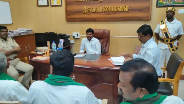 தொடர்ந்து, திருவண்ணாமலை மாவட்ட ஆட்சியர் அலுவலகம் எதிரில் விவசாயிகள் போராட்டம் நடத்தினர். இதையடுத்து, மாவட்ட வருவாய் அலுவலர் இராம பிரதீபனை விவசாயிகள் சந்தித்துப் பேசினர். 