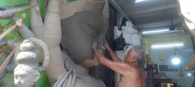 প্রতিমা তৈরির কাজে যে পুরুষ প্রধান পেশা তা স্বীকার করে নিলেন পটুয়াপাড়ার শিল্পীরা। 