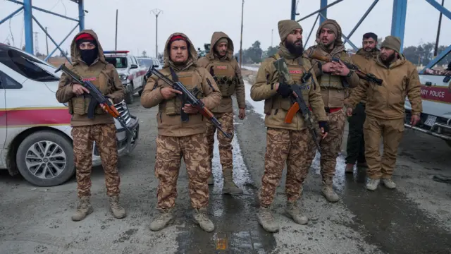 عناصر من الشرطة العسكرية السورية يتجمعون خارج سجن الأقطان، حيث يُحتجز بعض سجناء تنظيم الدولة الإسلامية، في الرقة، سوريا، 22 يناير/كانون الثاني 2026.