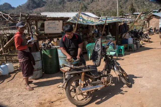 ၂၀၂၄ ခုနှစ်တုန်းက ကယား (ကရင်နီ) မှာ စက်သုံးဆီဝယ်ယူရတဲ့မြင်ကွင်း 