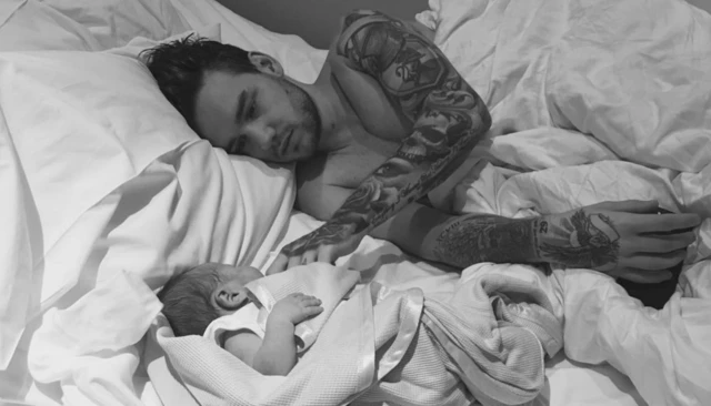 Payne, bebeği Bear ile birlikte