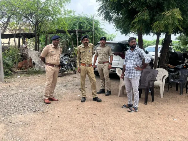 સમઢિયાળા ગામે પોલીસ બંદોબસ્ત