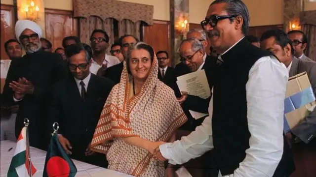 வங்கதேசத்தின் நிறுவனர் ஷேக் முஜிபுர் ரஹ்மானுடன் அப்போதைய இந்தியப் பிரதமர் இந்திரா காந்தி