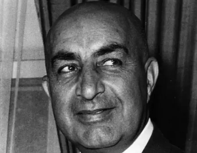 داؤد خان چاہتے تھے کہ وہ شاہی وزیرِ اعظم کے عہدے سے استعفیٰ دینے کے بعد عوامی حمایت سے واپس آئیں