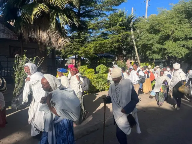 ኣደታትን ኣቦታትን ናብ ቤተክርስትያን ጽዮን ማርያም እንትውሕዙ