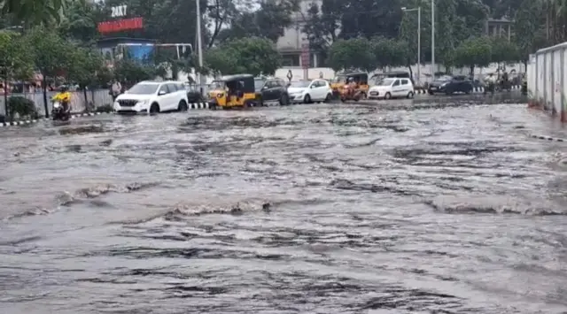 తుపానుతో వర్షాలు, రోడ్లు జలమయం