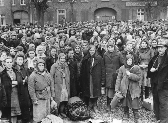 Польські жінки, які перебували на примусових роботах в Німеччині, звільнені вояками 9-ї армії США, лютий 1945 року