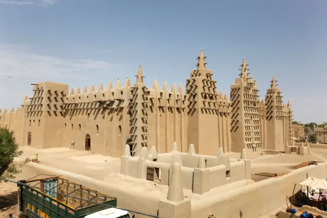 La Grande Mosquée de Djenné est un grand édifice en briques ou en pisé, de style architectural soudano-sahélien. La première mosquée sur le site fut construite vers le 13e siècle, mais la structure actuelle date de 1907.