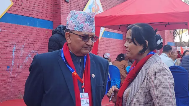 एमालेका वरिष्ठ उपाध्यक्ष ईश्वर पोखरेल महाधिवेशनका बेला एक नेत्रीसँग कुरा गर्दै