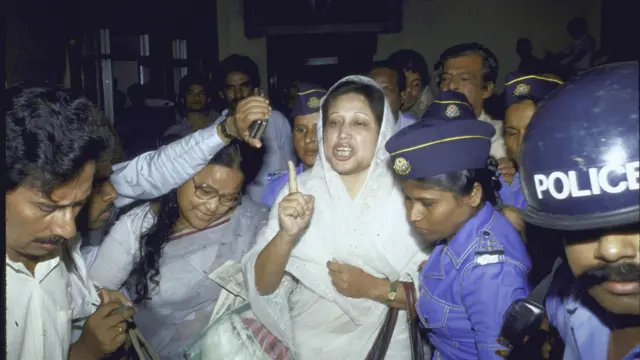 ১৯৮৭ সালে খালেদা জিয়াকে পুলিশ আটক করে নিয়ে যাচ্ছে