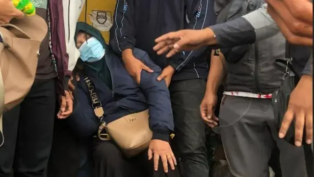 Asnawati menunggu kehadiran putranya di Posko 1 jalur pendakian Gunung Marapi