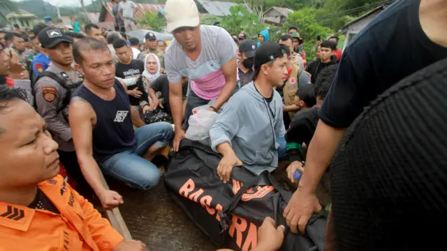 Kendaraan roda tiga mengevakuasi jenazah korban longsor di Desa Tulabolo, Suwawa Timur, Kabupaten Bone Bolango, Gorontalo, Senin (08/07).