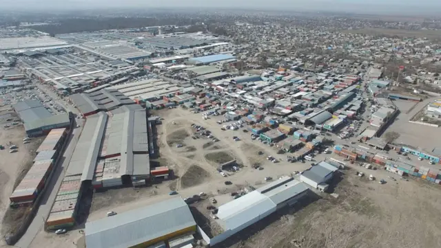 "Дордой" Борбор Азиядагы эң ири базар. Анда он миңдеген контейнер бар. 