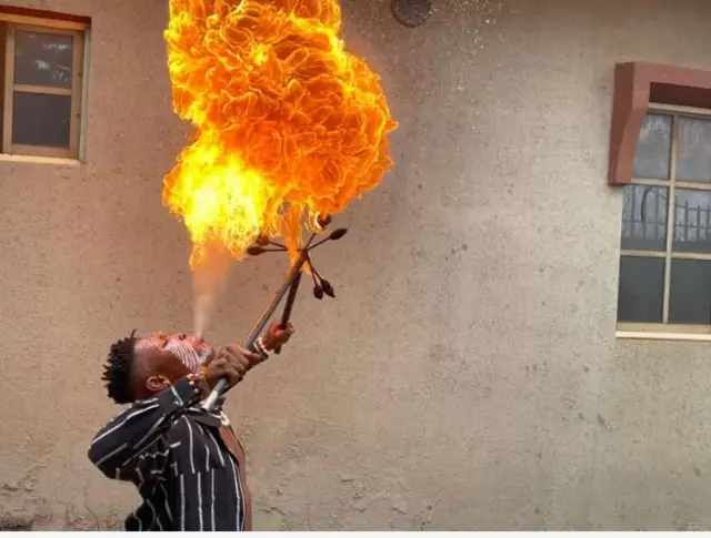 Solomon John yana mai babban gargadi ga mutanen da ke da sha’awar gwada wasan wutar da cewa kada su gwada a cikin gida, amma su rika bin wanda yak ware don kaucewa hadari ko samun rauni