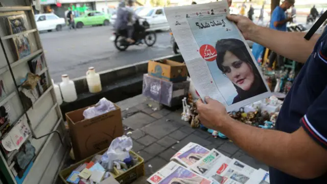 روزنامه‌ای با تصویر مهسا امینی