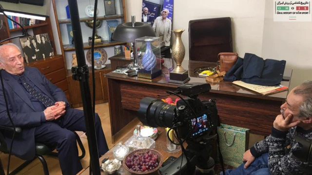 پرویز ژافره در حال مصاحبه