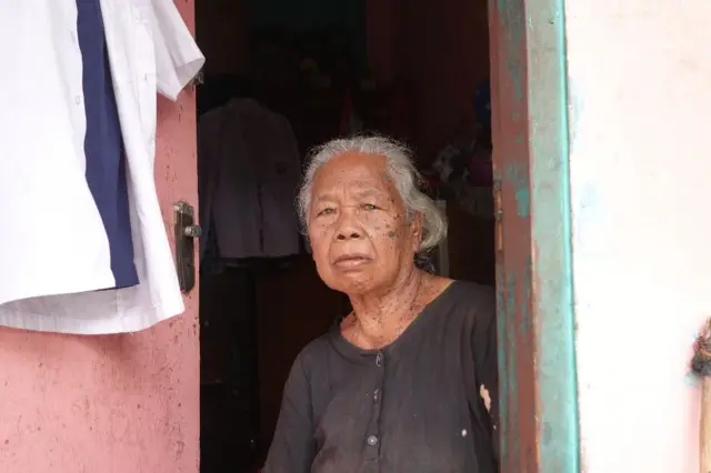 Marni telah menetap di gang banjir sejak kecil. Dia sekarang berusia 80 tahun.