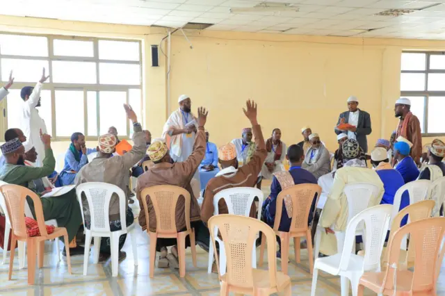 የሶማሌ ክልል ተወካዮች በቡድን ሆነው አጀንዳዎችን ሲመርጡ