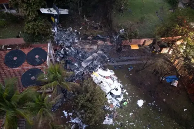 Imagem do local onde o avião da Voepass caiu, ainda com os destroços da aeronave