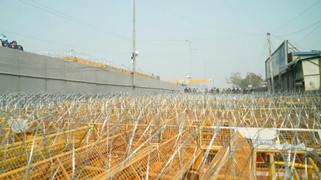 सिंघु बॉर्डर पर सुरक्षा के इंतज़ाम का हाल, सीमेंट से ब्लॉक्स को सील कर दिया गया है ताकि उन्हें टैक्टर से भी उखाड़ा ना जा सके. 