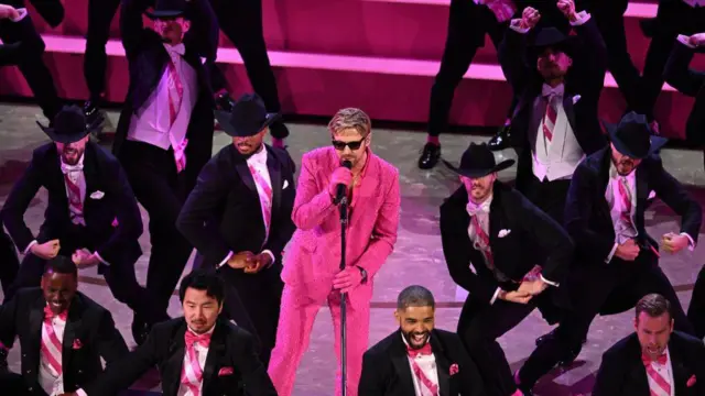 Ryan Gosling cantando I'm Just Ken, una de las canciones de Barbie, en la 96 edición de los Oscar.