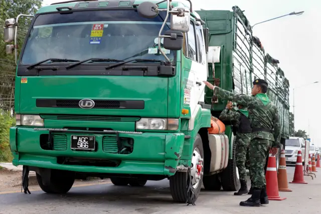 ထိန်းသိမ်းရေးစခန်းက ထွက်ပြေးလာတဲ့ ဝီဂါတွေကို ထိုင်းစစ်သားတွေ ရှာဖွေ