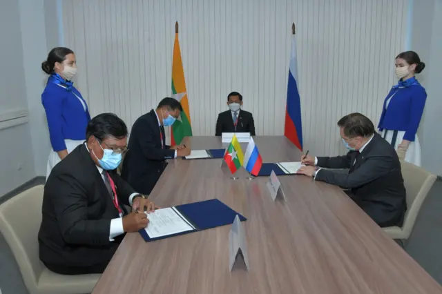 ရုရှားနိုင်ငံပိုင် Rosatom နျူကလီးယားဓာတ်အားကုမ္ပဏီနဲ့ မြန်မာစစ်ကောင်စီတို့  စက်တင်ဘာ ၆ ရက်မှာ လက်မှတ်ထိုးခဲ့တာ ဖြစ်ပါတယ်။