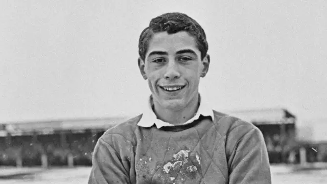 پیتر شیلتون در ۱۵ سالگی و زمانی که برای تیم‌های پایه انگلیس بازی می‌کرد