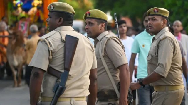 உத்தர பிரதேசம்: மாதந்தோறும் சுமார் 1.5 கோடி ரூபாய் பணம் பறிக்கும் மோசடி வெளிச்சத்திற்கு வந்தது எப்படி?