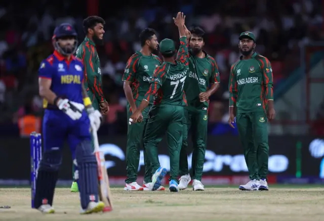 कुशल भुर्तेलको विकेट लिएपछि रमाउँदै बाङ्ग्लादेशी बलर तन्जिम हसन सकिब
