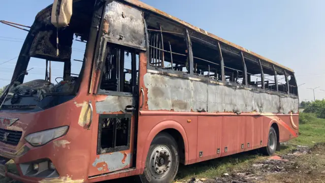 বাস পুড়ে গেছে