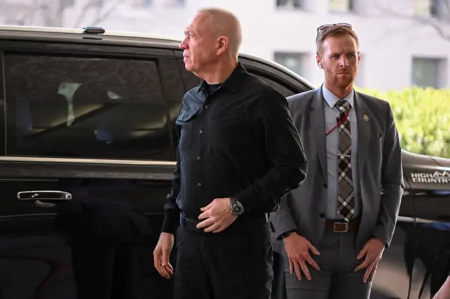 یوآو گالانت، وزیر دفاع اسرائیل برای دیدار با آنتونی بلینکن، وزیر امور خارجه آمریکا روز گذشته وارد واشنگتن شد اما اسرائیل سفر یک هیئت دیگر به آمریکا را لغو کرد، اقدامی که کاخ سفید روز دوشنبه اعلام کرد از آن «متحیر» شده است