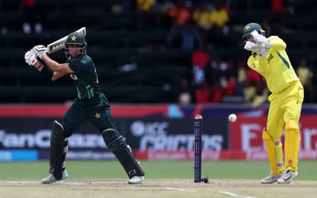 ලබන ඉරිදා (පෙබරවාරි මස 11 වෙනිදා) පැවැත්වීමට නියමිත අවසන් මහ තරගය සඳහා ඉන්දීය කණ්ඩායම සමග තරග වදින ප්‍රතිවාදී කණ්ඩායම කවුද යන්න තීරණය වන්නේ අද (පෙබරවාරි 08 වෙනිදා) ඕස්ට්‍රේලියාව සහ පකිස්ථාන කණ්ඩායම අතර පැවැත්වෙන 02 වන අවසන් පූර්ව වටයේ තරගයෙන් ලැබෙන ප්‍රතිඵලය මතයි.