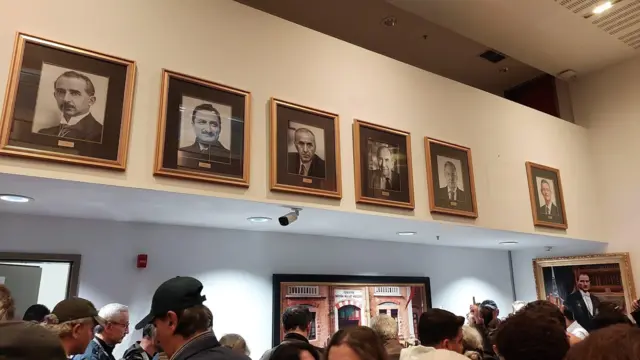 CHP Genel Merkezi'nde toplanan öfkeli partililer Kılıçdaroğlu'nun fotoğrafını indirdi