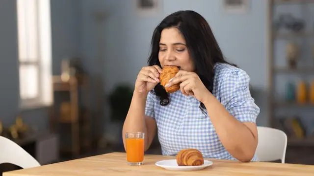 امرأة تتناول الفطور