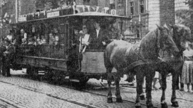 Црно бела фотографија трамваја на конску вучу на улицама Београда