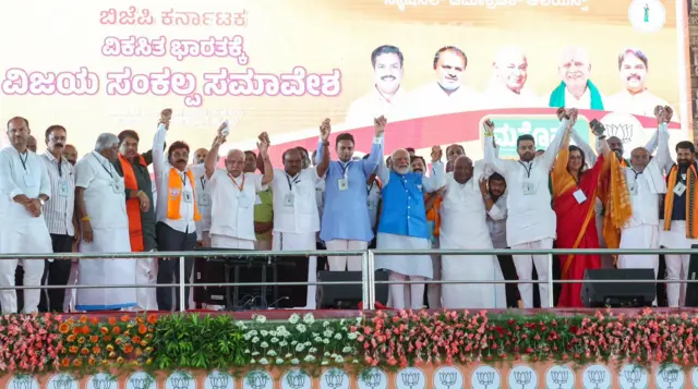 प्रज्वल, एचडी देवगौड़ा और पीएम मोदी. ये तस्वीर हालिया चुनावी रैली की है.