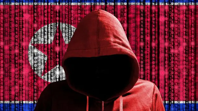 Peretas dengan hoody merah tua di depan bendera Korea digital dan latar belakang aliran biner konsep keamanan siber